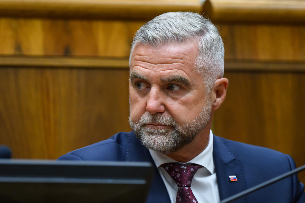 Na snímke podpredseda NRSR Tibor Gašpar (Smer-SD) počas pokusu o otvorenie 17. schôdze NRSR o odvolávaní ministra spravodlivosti SR Borisa Suska (Smer-SD) v Bratislave 21. augusta 2024. FOTO TASR - Jaroslav Novák