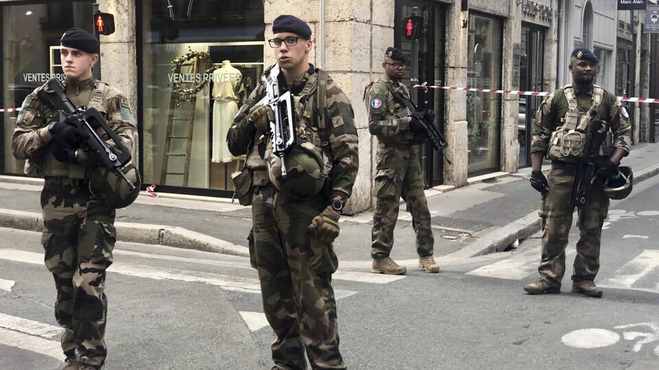 Polícia zadržala podozrivého z bombového útoku v Lyone