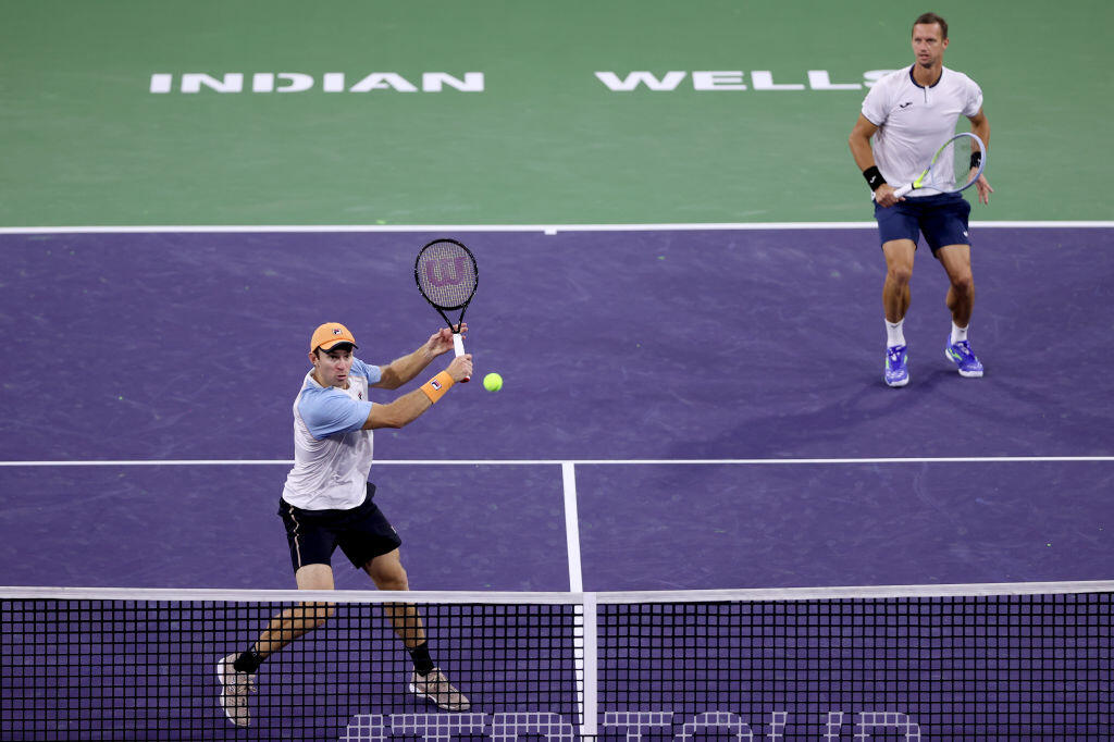 Filip Polášek s Johnom Peersom oslavujú triumf na turnaji v Indian Wells.