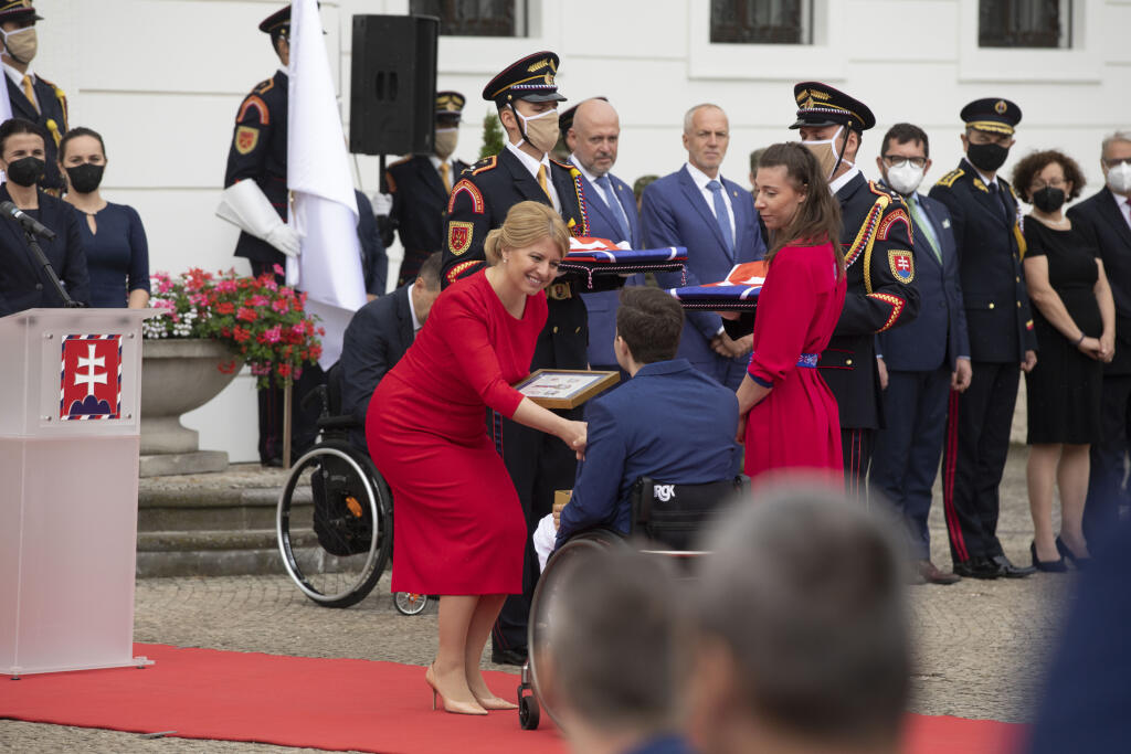 Zuzana Čaputová neostala svojej povesti nič dlžná a naše športové hviezdy privítala v pôvabných červených šatách s tradične širokým úsmevom na perách.