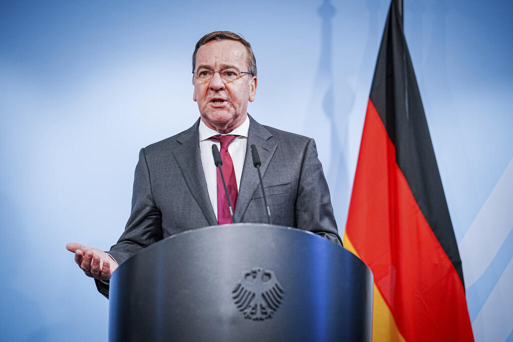 Nemecký minister obrany Boris Pistorius gestikuluje počas spoločnej tlačovej konferencie so šéfom Severoatlantickej aliancie (NATO) Jensom Stoltenbergom v Berlín ev utorok 24. januára 2023.