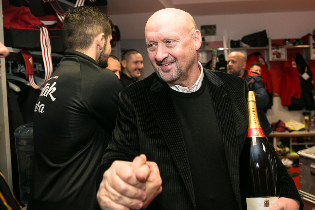 Vladimír Poór - Po 25 rokoch vo vedení Spartaka Trnava mu už došla trpezlivosť. Bývalý majiteľ aktuálneho slovenského majstra si povedal dosť a rozhodol sa zo svojho milovaného klubu odísť. Môžu za to spory s vedením mesta a aktuálnym primátorom Petrom Bročkom, ale aj konflikty s fanúšikmi, ktorí v mnohých prípadoch nevedeli prísť Poórovi na meno a nepáčilo sa im, ako spravuje klub. „Áno, môžem potvrdiť, že v decembri v klube definitívne končím. Už nikdy nevstúpim na štadión Spartaka. Rozhodol som sa tak preto, lebo už viac nechcem a nemôžem bojovať s ľuďmi, ktorých nazývam „facebookoví fašisti“ a ktorí nedokážu nič iné, iba škodiť trnavskému futbalu!" povedal sklamaný mecenáš po svojom rozhodnutí. Okrem neho sa rozhodli po jesennej časti skončiť aj generálny manažér Pavel Hoftych a takisto tréner Radoslav Látal, ktorý dotiahol klub až do európskych pohárových súťaží. Spartak si na jeseň zahral v skupinovej fáze Európskej ligy. Vladimír Poór by mal v najbližšom období zamieriť a finančne vstúpiť do pražského Bohemiansu.