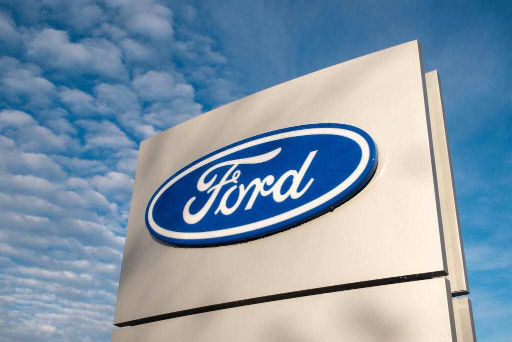 Worcester,(uk),-,November,2017:,Ford,Dealership,Sign,Against,A