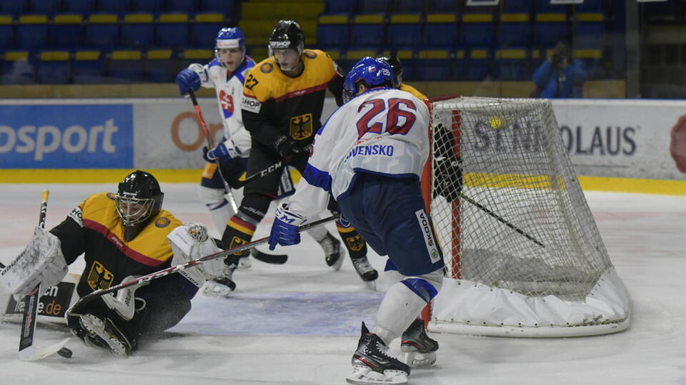 Slovenskí hokejoví reprezentanti do 20 rokov prehrali v nedeľnom prípravnom stretnutí v Třinci s českými rovesníkmi 2:4.