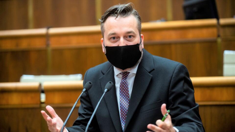 Na snímke poslanec NR SR Ľuboš Blaha (Smer-SD) počas druhého dňa mimoriadnej 31. schôdze parlamentu, na ktorej čelí minister vnútra SR Roman Mikulec (OĽaNO) odvolávaniu v stredu 16. júna 2021 v Bratislave.