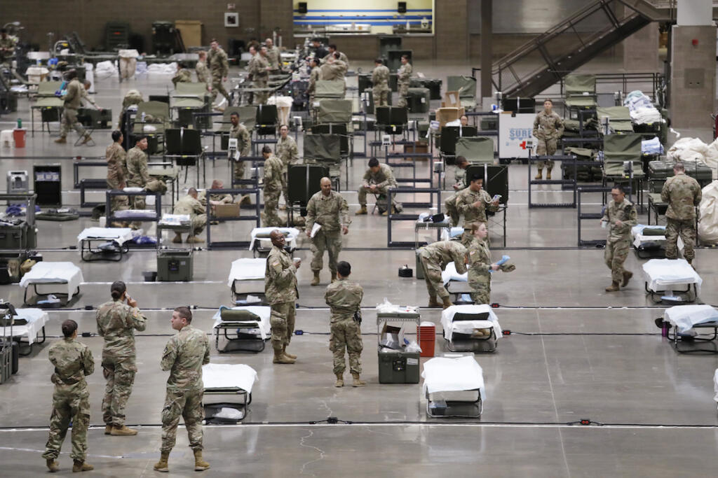 Na snímke americkí vojaci z Fort Carson v  Colorade a zo základne Joint Base Lewis-McChord (JBLM) pracujú na zriadení po