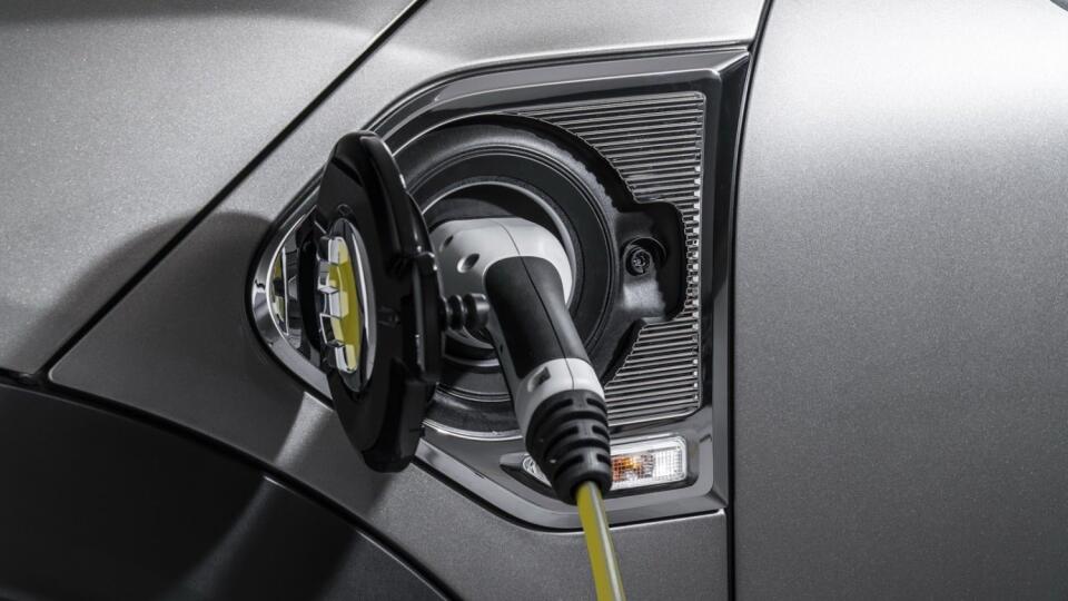 Nový plug-in hybrid spojí trojvalec s elektromotorom