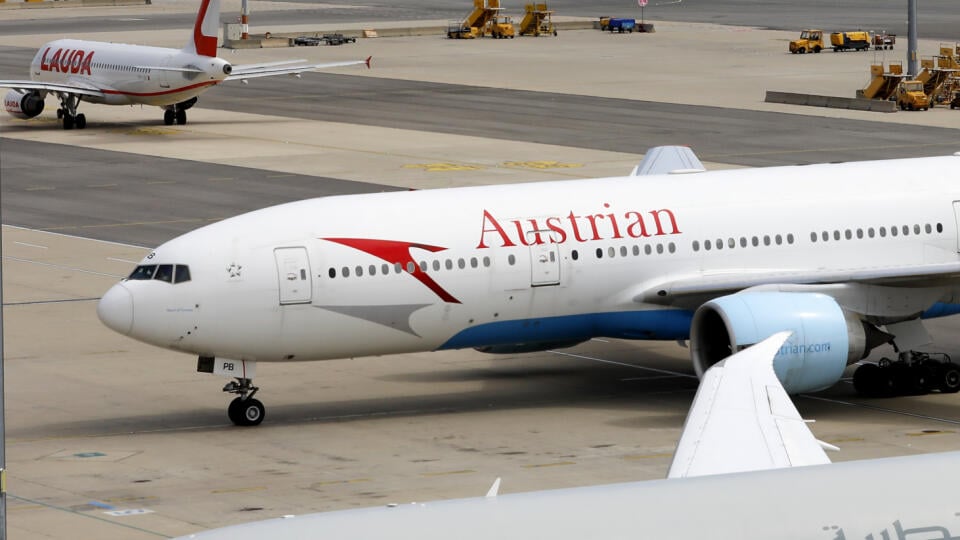 Vienna airport closed.  There are hundreds of passengers inside.