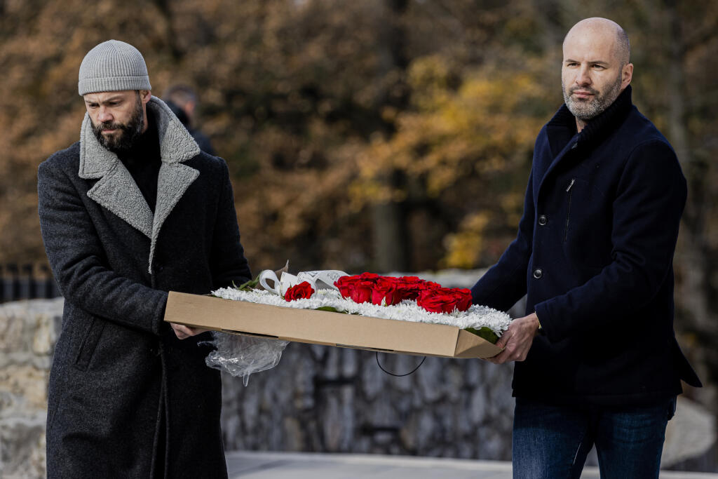 Smútoční hostia prichádzajú na poslednú rozlúčku s tragicky zosnulým Dušanom Pašekom mladším. Pašeka ml. našli obeseného na bratislavskej Kolibe 5. novembra 2021.