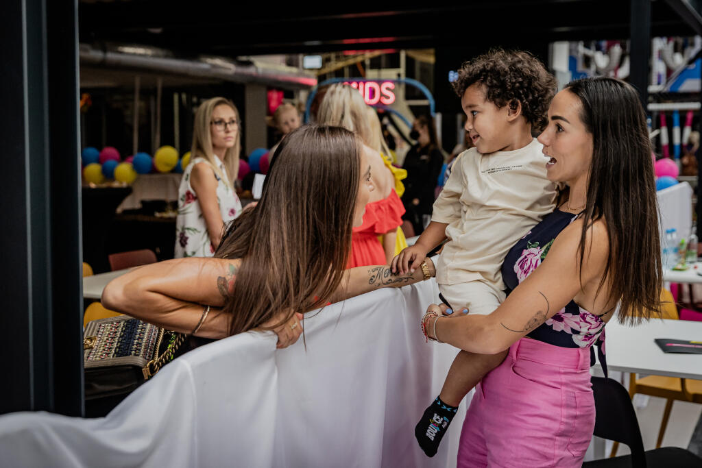 Na snímke Martina Hamšíková, Leo Gargano a Michaela Gargano počas slávnostného otvorenia Bounce Park 17, najväčšieho športovo zábavného parku na Slovensku.