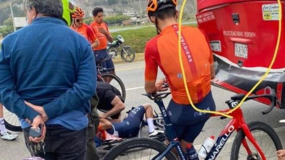 Egan Bernal narazil do autobusu.