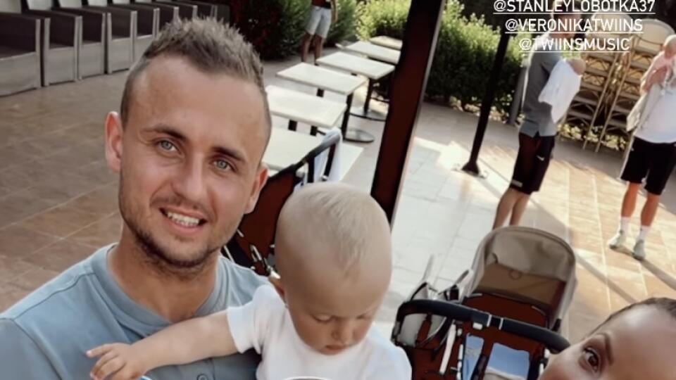 Stanislav Lobotka si užil deň so svojou dcérkou a aj s partnerkou Danielou Nízlovou a jej sestrou Veronikou.