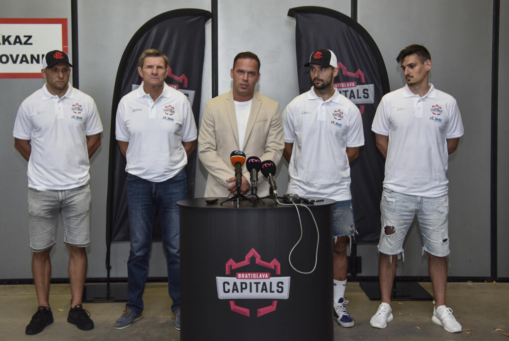 Na snímke zľava obranca hokejového klubu iClinic Bratislava Capitals Karol Sloboda, tréner hokejového klubu iClinic Bratislava Capitals Rostislav Čada, viceprezident a generálny riaditeľ hokejového klubu iClinic Bratislava Capitals Dušan Pašek ml., útočník hokejového klubu iClinic Bratislava Capitals Dávid Buc a brankár hokejového klubu iClinic Bratislava Capitals Peter Hamerlík počas tlačovej konferencie hokejového klubu iClinic Bratislava Capitals k vstupu do predsezónnej prípravy.