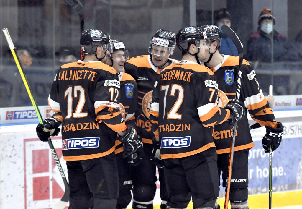 Na snímke hráči HK Dukla Ingema Michalovce oslavujú gól v zápase 36. kola Tipos Extraligy HK Dukla Ingema Michalovce - HKM Zvolen 31. januára 2021 v Michalovciach. FOTO TASR - Roman Hanc