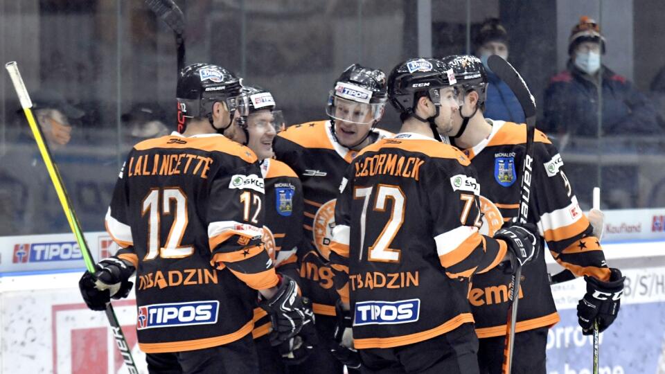 Na snímke hráči HK Dukla Ingema Michalovce oslavujú gól v zápase 36. kola Tipos Extraligy HK Dukla Ingema Michalovce - HKM Zvolen 31. januára 2021 v Michalovciach. FOTO TASR - Roman Hanc