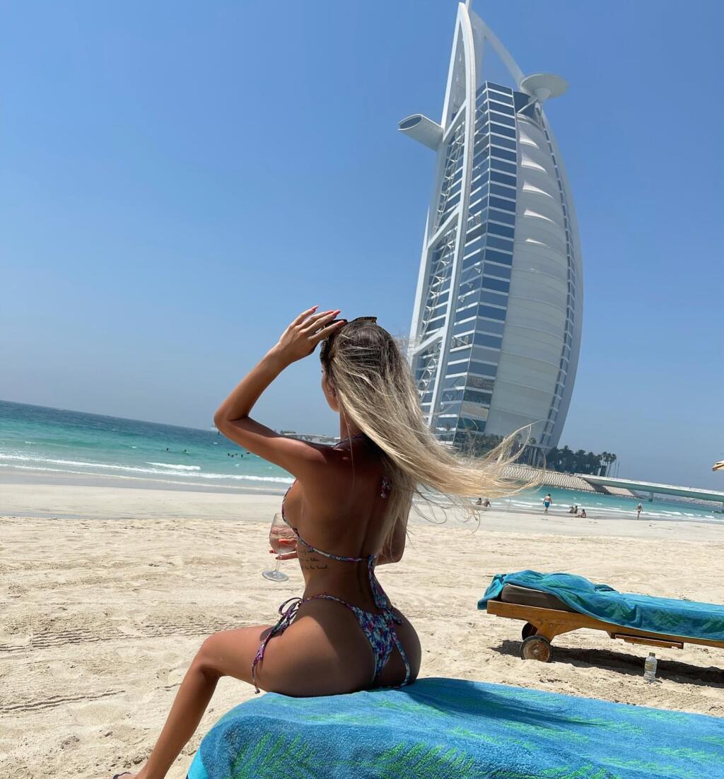 Sexi partnerka MIroslava Stocha Paula si užila dovolenku v Dubaji a posielala odtiaľ takéto sexi pozdravy.