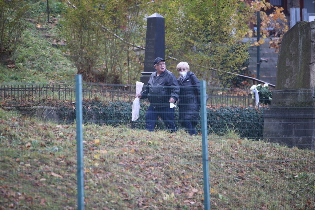 Smútiaci prichádzajú na poslednú rozlúčku s hokejistom Borisom Sádeckým.