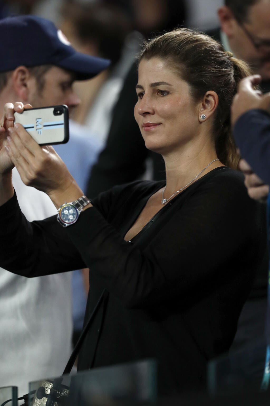 Mirka počas 2. kola zaujala fanúšikov nielen tým, že si aj po toľkých rokoch fotí zápas svojho manžela. Mirka mala na kryte svojho mobilu svoje iniciály, a to stále nebolo všetko.