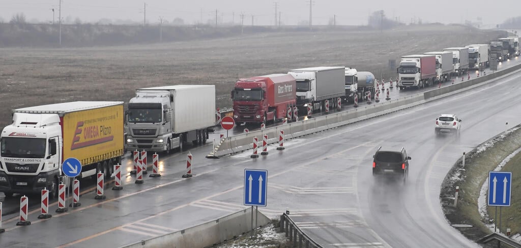 Na snímke vozidlá blokujú cestu od Šebastoviec smerom k hranici s Maďarskom počas protestnej akcii Únie autodopravcov Slovenska a farmárov. Šebastovce 9. januára 2020. FOTO TASR – František Iván