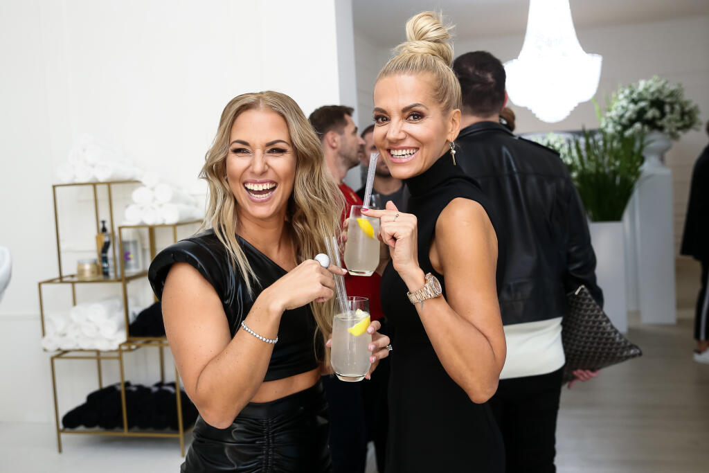 Na snímke Dominika Cibulková a Dara Rolins