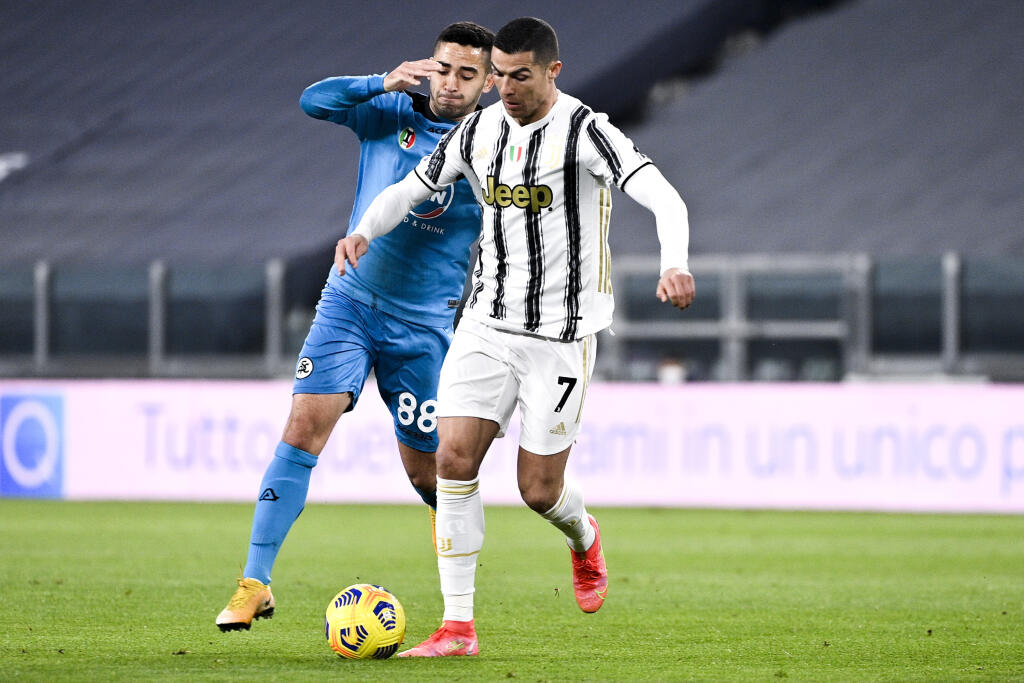JB 49 Turín - Hráč Juventusu Cristiano Ronaldo(vpravo) v súboji s Leom Senom zo Spezie vo futbalovom zápase talianskej ligy Serie A Juventus Turín - Spezia Calcio v Turíne 2. marca 2021. FOTO TASR/AP
Spezia's Leo Sena, left, and Juventus' Cristiano Ronaldo during the Italian Serie A soccer match between Juventus and Spezia at the Allianz Stadium in Torino, Italy, Tuesday, March 2, 2021. (Marco Alpozzi/LaPresse via AP)
