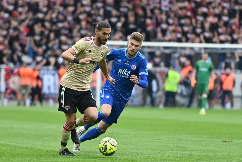 Na snímke vľavo hráč Trnavy Kyriakos Savvidis a hráč Slovana Alen Mustafič počas finálového zápasu Slovenského pohára - Slovnaft Cupu medzi ŠK Slovan Bratislava a FC Spartak Trnava