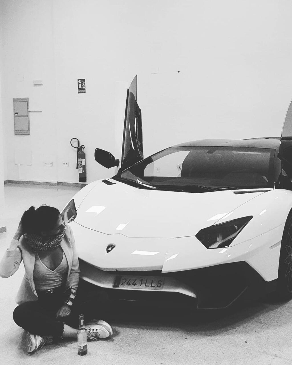 Sexi Nadia Alexandrovová pochádza z Bulharska a v Španielsku sa okrem futbalistu venuje predaju luxusných áut.