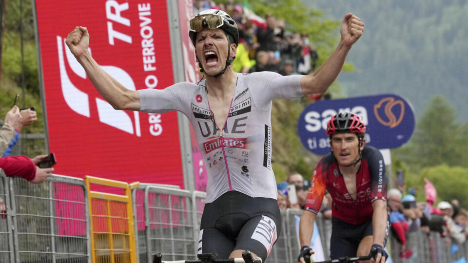 Portugalský cyklista Joao Pedro Almeida z tímu UAE Emirates víťazí v 16. etape cyklistických pretekov Giro d´Italia, ktorá viedla z mesta Sabbio Chiese do Monte Bondone v utorok 23. mája 2023. FOTO TASR/AP