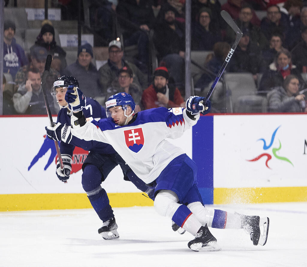 WA 42 Moncton - Slovenský hokejista Dalibor Dvorský (vpravo) a Fín Aleksi Malinen bojujú o puk v zápase základnej B-skupiny Fínsko - Slovensko na MS hráčov do 20 rokov v kanadskom Monctone v utorok 27. decembra 2022. FOTO TASR/AP
Slovakia's Dalibor Dvorsky looses his balance against Finland's Aleksi Malinen during the third period of an IIHF World Junior Hockey Championship hockey game in Moncton, New Brunswick, on Tuesday, Dec. 27, 2022. (Ron Ward/The Canadian Press via AP)