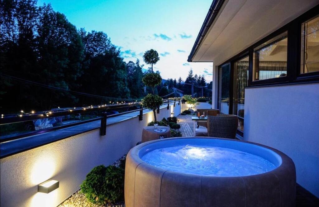 V nádhernom prostredí pod lesom sa môžete nechať rozmaznávať vo vyhrievanej jacuzzi, alebo si len tak užívať masáž tela vodnými tryskami.