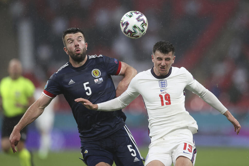 KK28 Londýn - Škótsky futbalista Grant Hanley (vľavo) a anglický futbalista Mason Mount počas zápasu základnej skupiny D Anglicko - Škótsko na ME vo futbale v Londýne 18. júna 2021. FOTO TASR/AP
Scotland's Grant Hanley, left, and England's Mason Mount vie for the ball during the Euro 2020 soccer championship group D match between England and Scotland at Wembley stadium in London, Friday, June 18, 2021. (Carl Recine /Pool Photo via AP)
