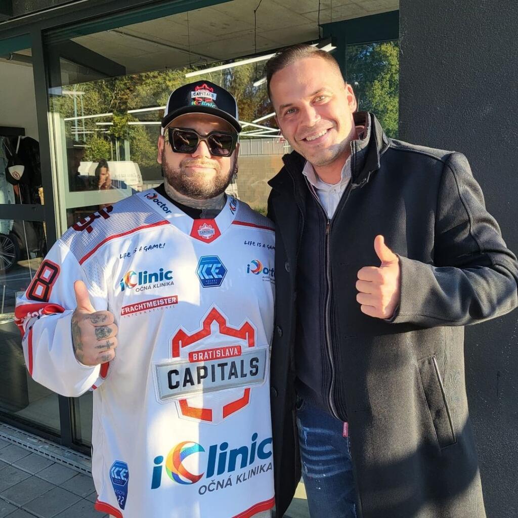Na konci októbra sa Pašek pochválil fotkou s reperom Kalim, ktorý taktiež fandí Capitals.