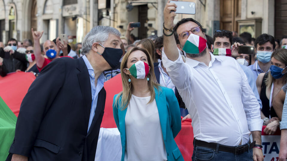 KK12 Rím - Zľava Antonio Tajani zo strany Forza Italia, líderka hnutia Bratia Talianska (FDI) Giorgia Meloniová a líder pravicovej Ligy Severu Mateo Salvini si robia selfie počas protivládneho zhromaždenia 2. júna 2020 v Ríme. FOTO TASR/AP
From left, Forza Italia party's Antonio Tajani, Brothers of Italy Party's leader Giorgia Meloni and The League party leader Matteo Salvini take a selfie during an anti-government protest in Rome, Tuesday, June 2, 2020 on the day marking the 74th anniversary of
