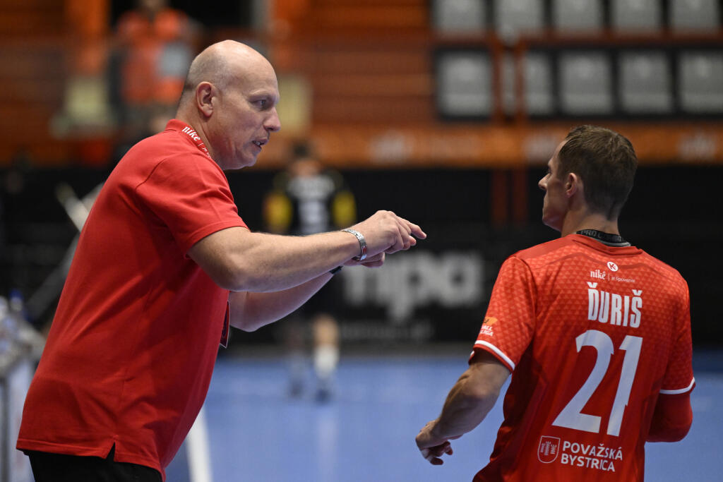 Na snímke zľava tréner MŠK Považská Bystrica Václav Straka a jeho zverenec Ľubomír Ďuriš v zápase 1. kola Niké Handball Extraligy mužov MŠK Považská Bystrica - HáO TJ Slovan Modra v sobotu 3. septembra 2022 v Považskej Bystrici.
