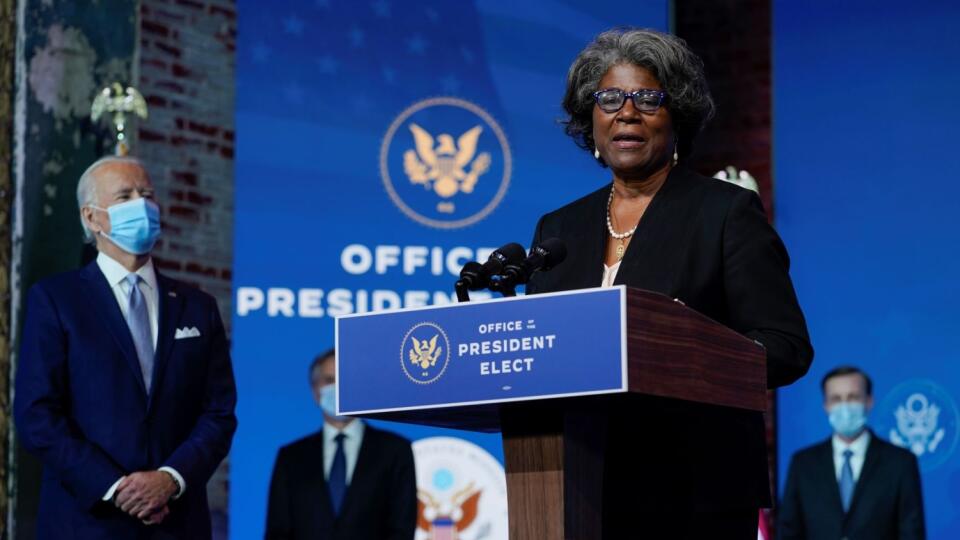 Dlhoročná diplomatka Linda Thomasová-Greenfieldová, ktorú si novozvolený americký prezident Joe Biden vybral na post veľvyslankyne USA pri OSN a bude mať postavenie člena kabinetu, reční vo Wilmingtone v utorok 24. novembra 2020. Novozvolený americký prezident Joe Biden predstavil v utorok svoj národnobezpečnostný tím, ktorý je podľa jeho slov pripravený po odchode šéfa Bieleho domu Donalda Trumpa obnoviť americké vedenie vo svete. FOTO TASR/AP