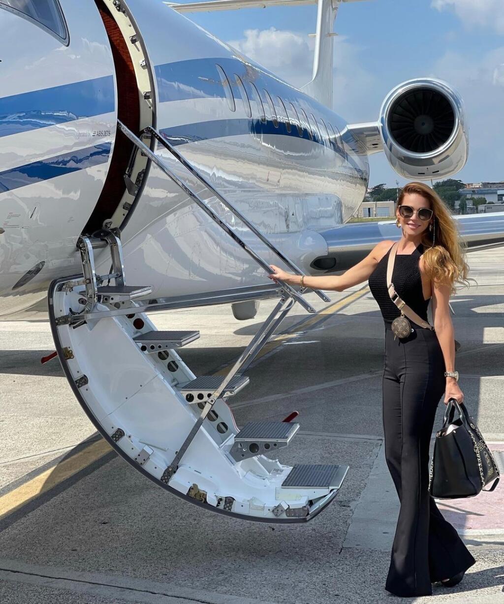 Už na palubu lietadla nastupovala Andrea ako diva. Čierny zvonový overal je momentálne najväčším hitom medzi influencerkami. Outfit doladila crossbody kabelkou 2v1 a veľkou štýlovou taškou. Všetko to korunoval ležérny účes, vysoké topánky a doplnky.