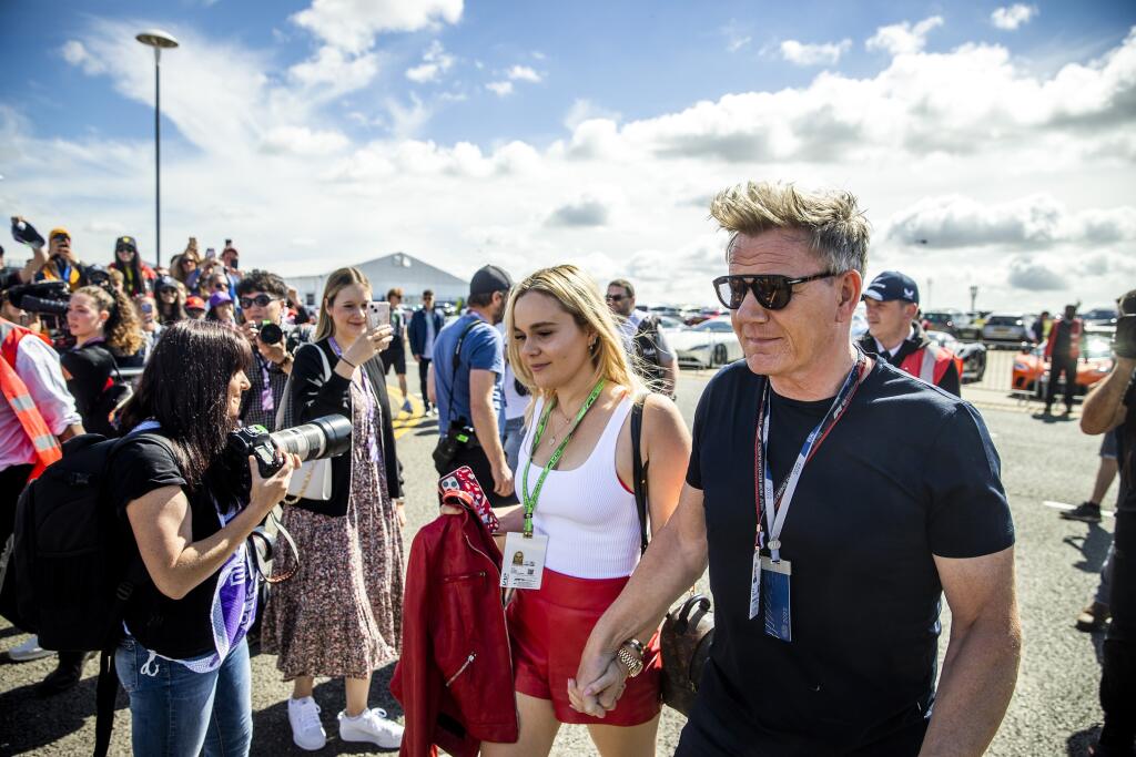 Slávny šéfkuchár prišiel na preteky F1 vo Veľkej Británii so sexi dcérou Holly.