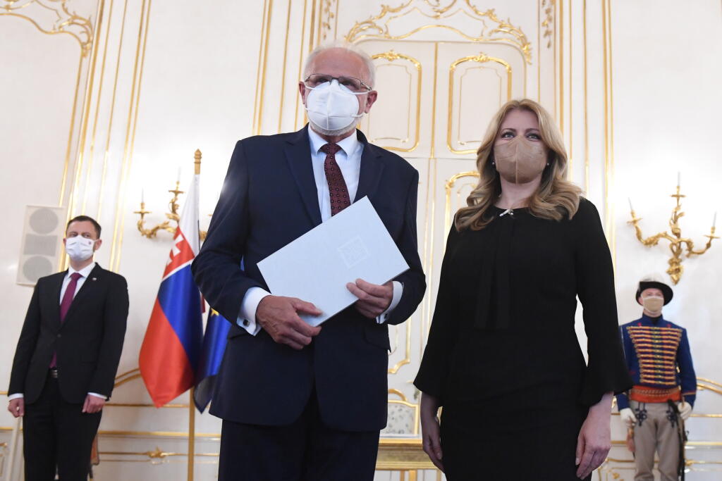 Prezidentka Zuzana Čaputová (vpravo) prijala demisiu doterajšieho ministra pôdohospodárstva a rozvoja vidieka Jána Mičovského (vľavo) v utorok 8. júna 2021 v Bratislave. Za jeho nástupcu vymenovala Samuela Vlčana. V pozadí vľavo predseda vlády Eduard Heger (OĽaNO). FOTO TASR - Martin Baumann