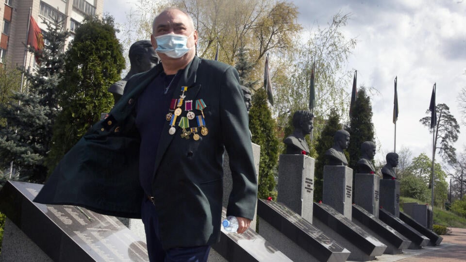 EBE 14 Kyjev - Na snímke veterán a účastník dekontaminačných prác s vyznamenaniami a ochranným rúškom na tvári prišiel vzdať hold pri pamätníku obetiam katastrofy v ukrajinskej jadrovej elektrárni v Černobyle v ukrajinskej metropole Kyjeve 26. apríla 2020. Išlo o najhoršiu jadrovú haváriu v histórii jadrovej energetiky. V priebehu experimentu a testu nového bezpečnostného systému 26. apríla 1986 došlo k prehriatiu a následne explózii reaktora typu RBMK-1000 a do vzduchu sa uvoľnil rádioaktívny