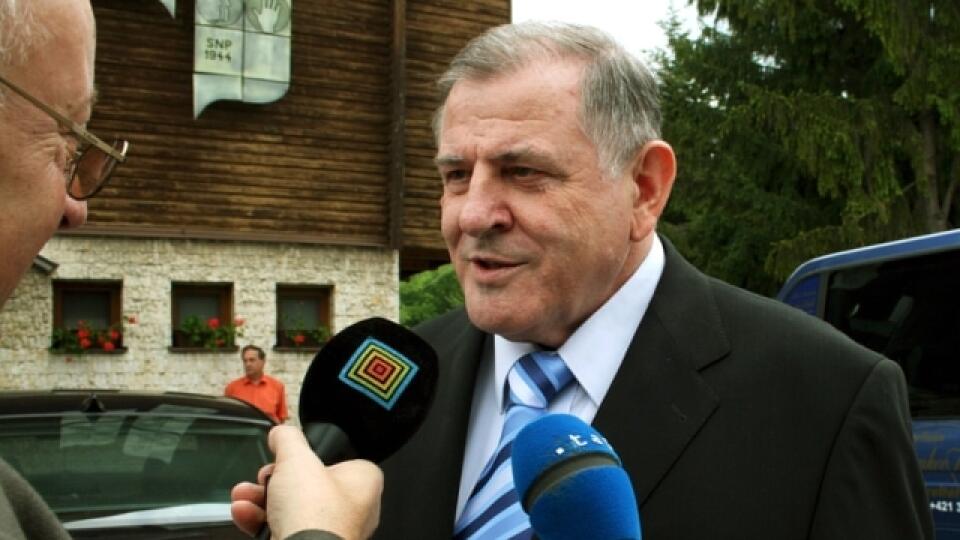 Kampaò do volieb do Európskeho parlamentu (EP) je hlavnou témou rokovania Republikového predstavenstva (RP) ¼S-HZDS 16. mája 2009 na Jankovom Vàšku v Bánovciach nad Bebravou. Na snímke predseda ¼S-HZDS Vladimír Meèiar pred zaèiatkom rokovania poskytol rozhovor novinárom. FOTO TASR - Pavol Remiáš