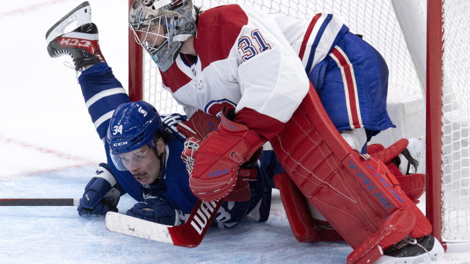WA 12 Toronto - Hokejisti Toronta Auston Matthews (vľavo) a brankár Montrealu Canadiens Carey Price sa zrazili v predĺžení zápasu zámorskej hokejovej NHL Toronto Maple Leafs - Montreal Canadiens v Toronte v stredu 13. januára 2021. FOTO TASR/AP
Toronto Maple Leafs center Auston Matthews (34) collides with Montreal Canadiens goaltender Carey Price (31) during overtime in an NHL hockey game in Toronto, Wednesday, Jan. 13, 2021. (Frank Gunn/The Canadian Press via AP)