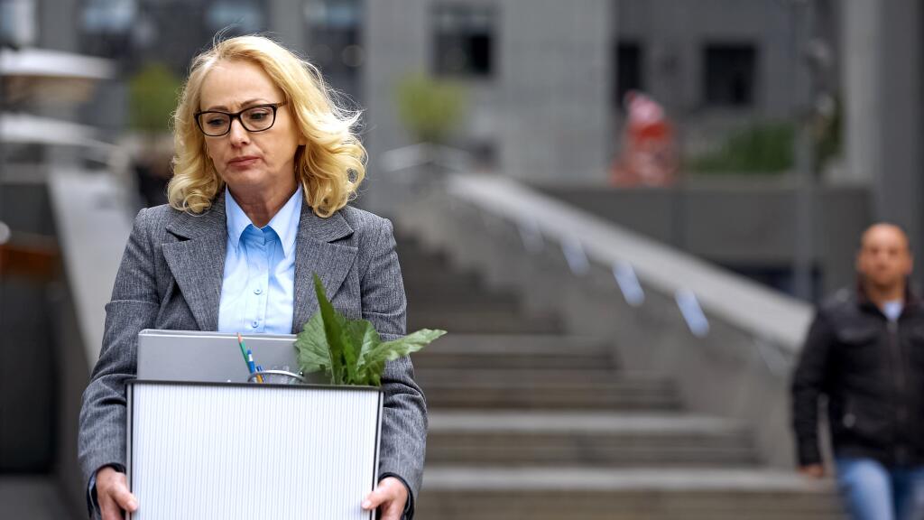 V prípade, ak sa vedenie spoločnosti rozhodne pracovníkovi ukázať dvere, existujú dve cesty.