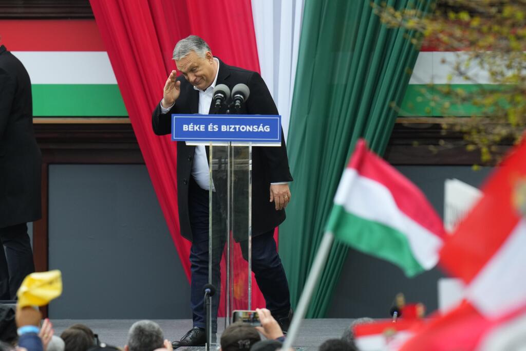 KK81 Székesfehérvár - Maďarský premiér a líder strany Fidesz Viktor Orbán zdraví svojich priaznivcov počas predvolebného zhromaždenia v maďarskom meste Székesfehérvár v piatok 1. apríla 2022.  V nedeľu 3. apríla sa budú v Maďarsku konať v poradí deviate demokratické voľby do Národného zhromaždenia po zmene režimu v roku 1990. V deň volieb sa uskutoční aj referendum k otázke ochrany detí pred propagandou LGBTI. FOTO TASR/AP 

Prime Minister Viktor Orban greets his supporters prior to delivering a