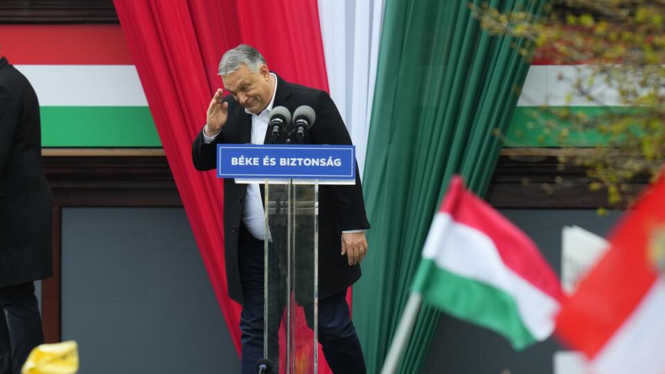 KK81 Székesfehérvár - Maďarský premiér a líder strany Fidesz Viktor Orbán zdraví svojich priaznivcov počas predvolebného zhromaždenia v maďarskom meste Székesfehérvár v piatok 1. apríla 2022. V nedeľu 3. apríla sa budú v Maďarsku konať v poradí deviate demokratické voľby do Národného zhromaždenia po zmene režimu v roku 1990. V deň volieb sa uskutoční aj referendum k otázke ochrany detí pred propagandou LGBTI. FOTO TASR/AP
Prime Minister Viktor Orban greets his supporters prior to delivering a