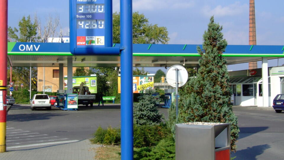 Benzinova pumpa
OMV na Račianskej ul
rozdieli v cenach PHM
29.9.2006 Bratislava
foto Ján Zemiar
pôvodný súbor:DSCF4078_JZ.JPG