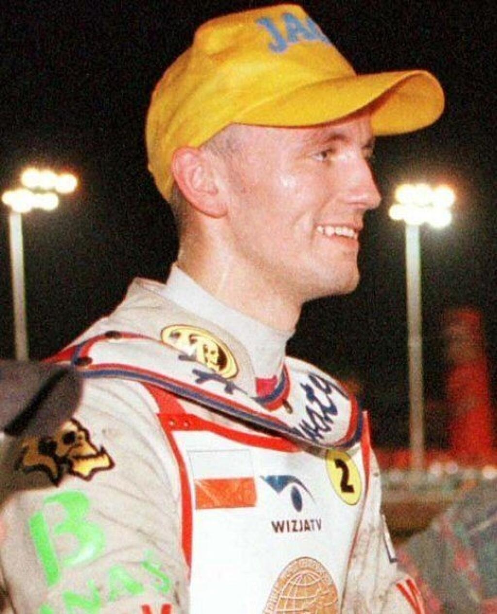 ROBERT DADOS (†27) - Poľský reprezentant na plochej dráhe odišiel dobrovoľne z tohto sveta 30. marca 2004. Juniorský svetový šampión z roku 1998 trpel niekoľko rokov vážnymi depresiami a o samovraždu sa pokúšal opakovane. Dvakrát sa ho lekárom podarilo zachrániť, no jeho tretí pokus sa napriek enormnému úsiliu doktorov skončil úmrtím.