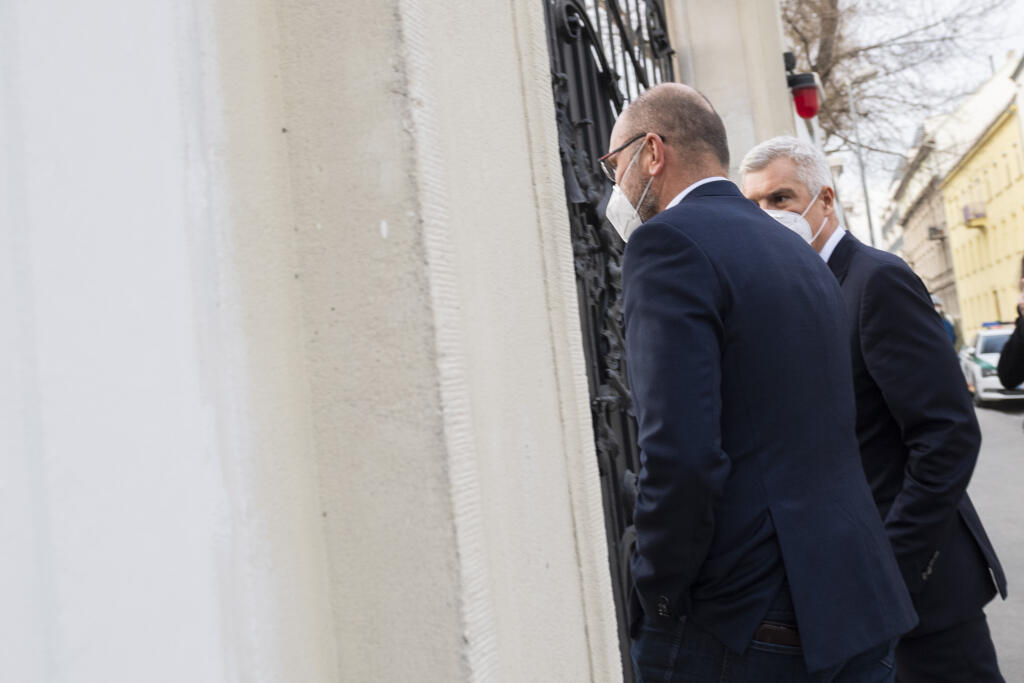 Na snímke zľava predseda SaS, podpredseda vlády SR a minister hospodárstva SR Richard Sulík a minister zahraničných vecí a európskych záležitostí SR Ivan Korčok (nominant SaS) odchádzajú z Prezidentského paláca po stretnutí s prezidentkou SR Zuzanou Čaputovou v Bratislave 3. marca 2021. FOTO TASR - Jaroslav Novák