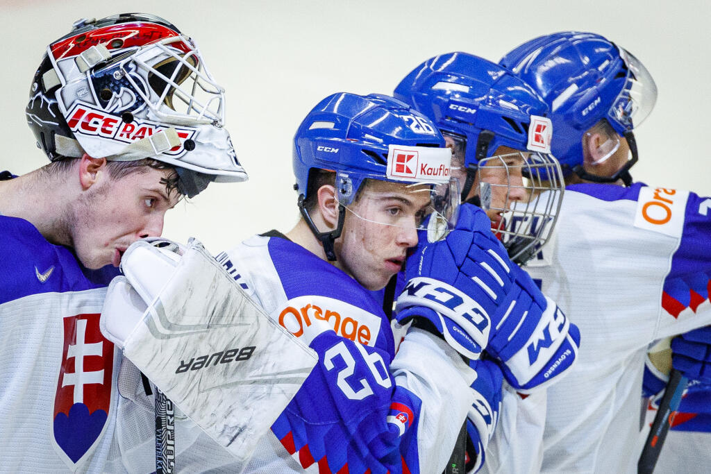 Na snímke hráči Slovenska po skončení zápasu štvrťfinále IIHF Majstrovstiev sveta v ľadovom hokeji hráčov do 20 rokov medzi Kanadou a Slovenskom.
