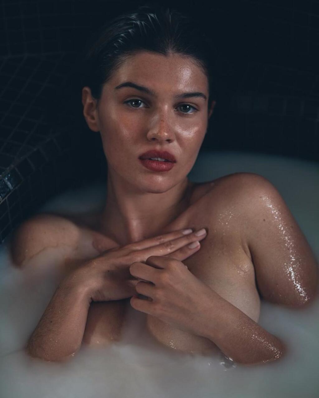 Krásna Devushcatová má sociálne siete na propagáciu nahých záberov.