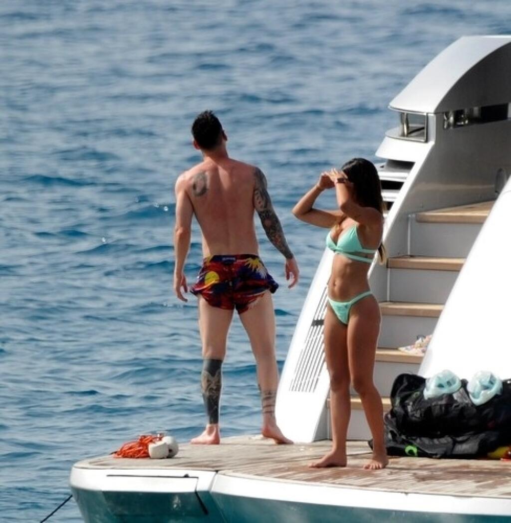 Dovolenka futbalových hviezd sa nezaobišla bez paparazzi fotografov, ktorí na nich číhali. Pozornosť však pútali najmä manželky.